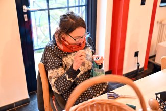 Femme qui raccommode des chaussettes dans le cadre d'un Repair Café
