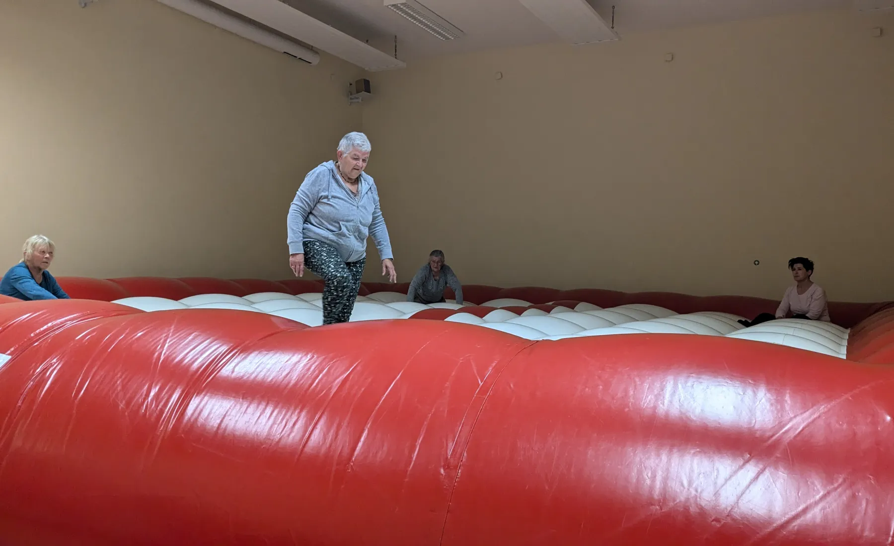 Airtramp avec des personnes agées