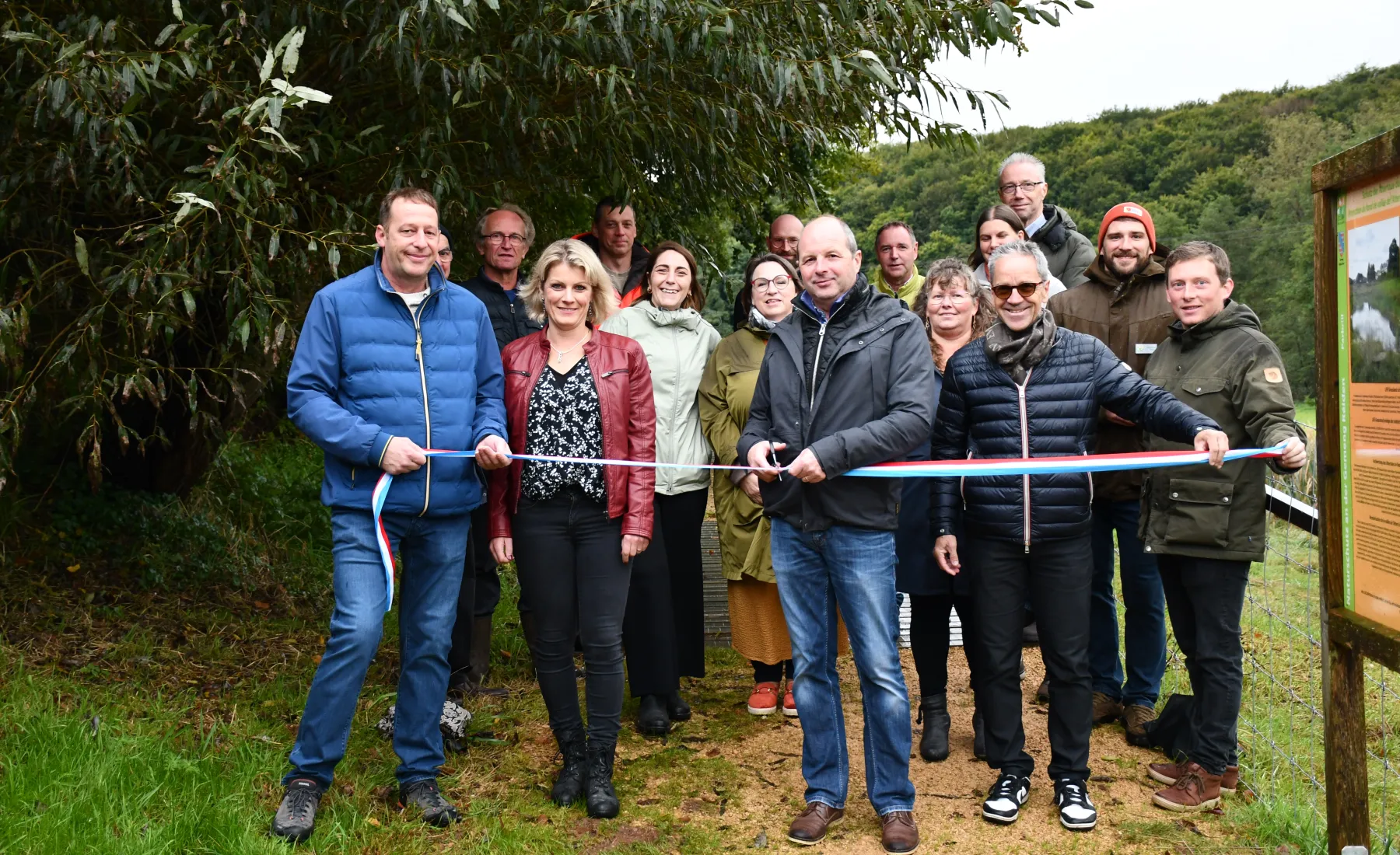 Inauguration d'un nouveau sentier pedestre avec les responsables politiques de la commune de Redange et du Sicona