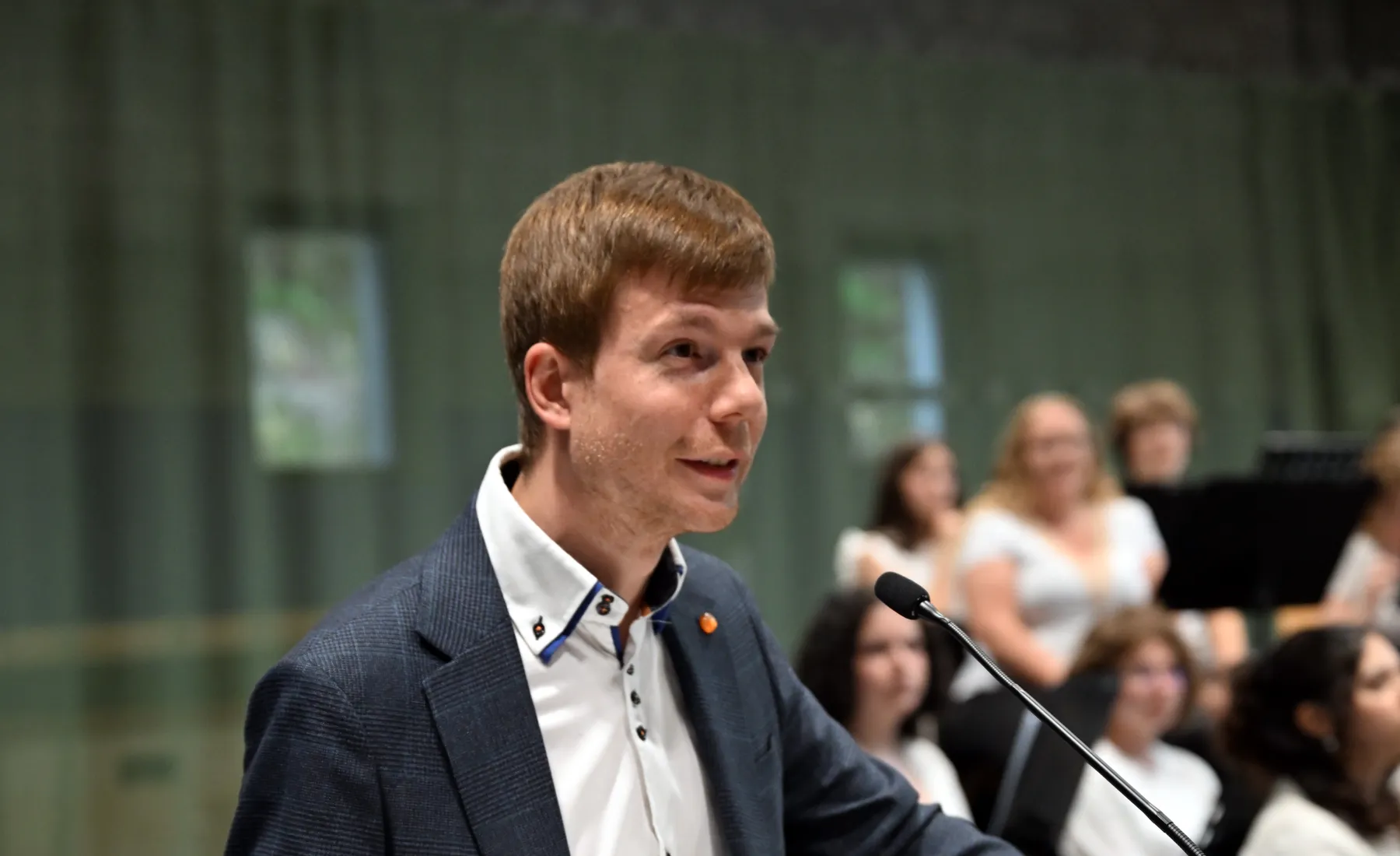 Andy Lohr, Präsident der Musikschule, der eine Rede hält