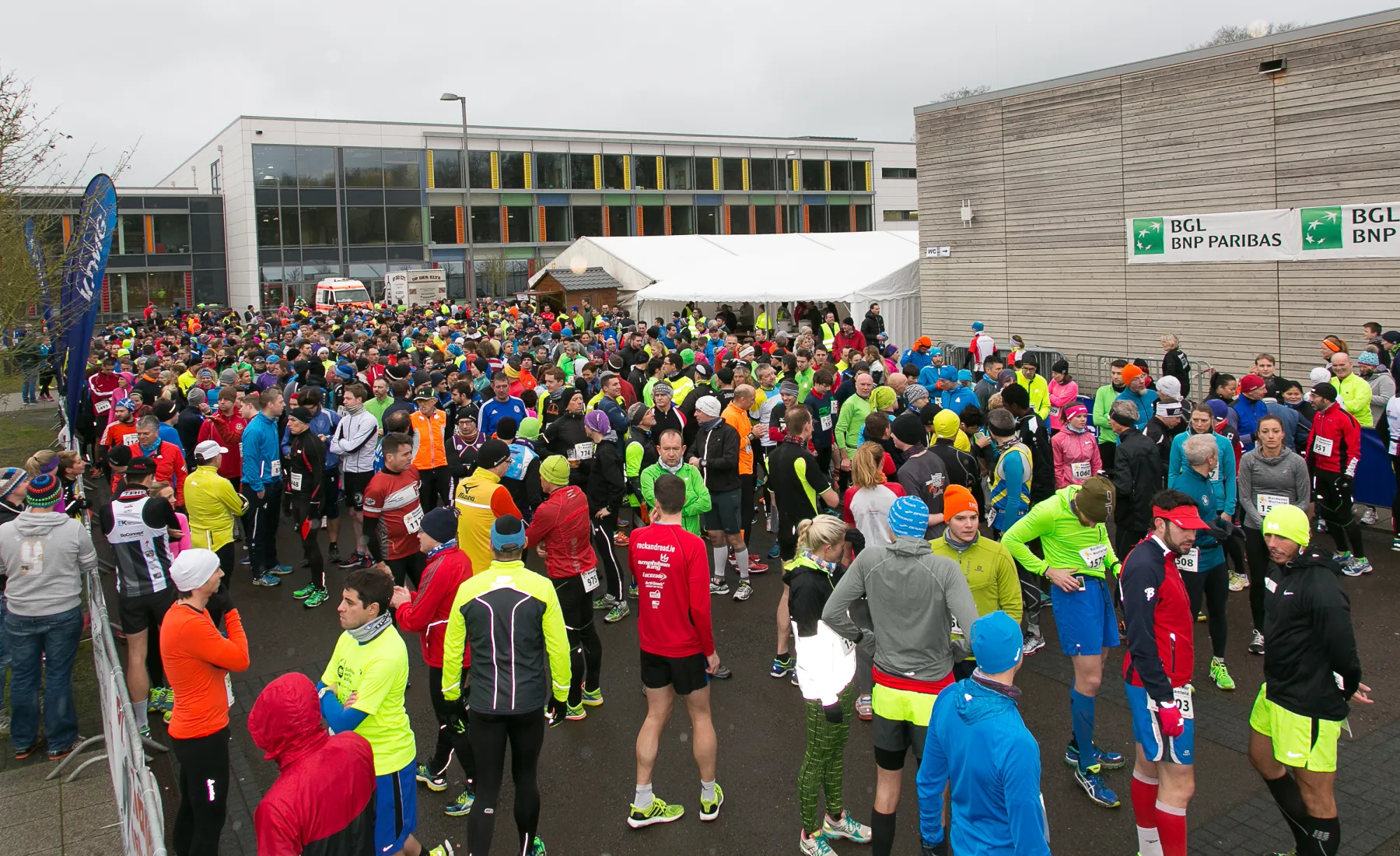 Viele Athleten vor dem Start eines Rennens