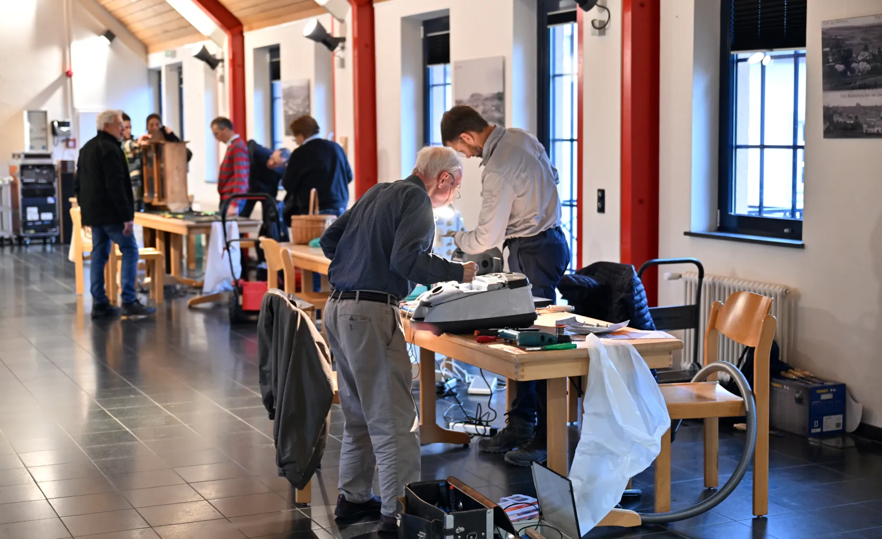 Personnes qui font réparer des objets par des membres du Repair Café